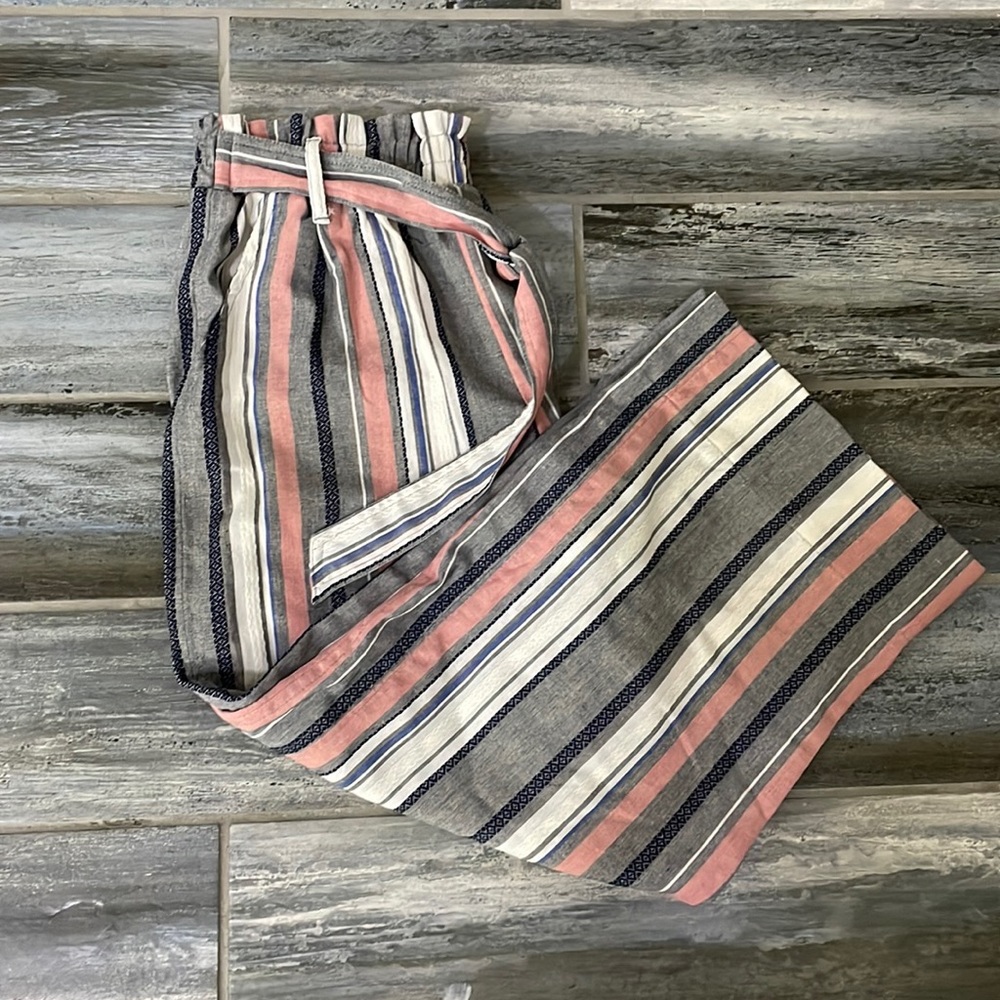 The brand is Knox rose. The colors are pink, blue, grey, etc. worn once.